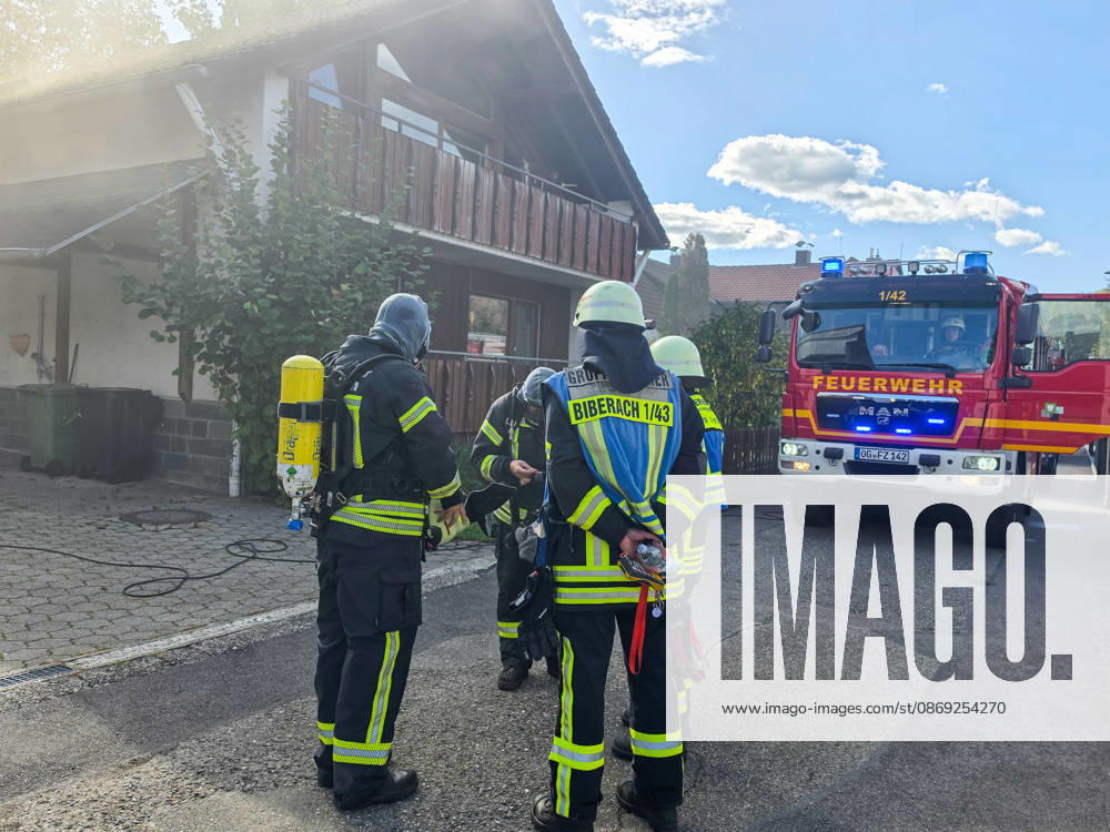 Hund kommt bei Wohnungsbrand in Zell am Harmersbach ums Leben: Wohnung von Zweifamilienhaus steht in Flammen - Bewohner können sich aus völlig verrauchtem Gebäude retten - Feuerwehr kann vermissten Hund jedoch nur noch leblos bergen - Brandursache noch Über Notruf wurde am Montagmittag der Brand eines Zweifamilienhauses in der Ritter-von-Buß-Straße in Zell am Harmersbach gemeldet. Gegen 11:20 Uhr wurde von Nachbarn eine Rauchentwicklung aus dem Dach des Gebäudes festgestellt. Beim Eintreffen der Einsatzkräfte der Feuerwehr und der Polizei waren keine Bewohner im Haus. Lediglich ein Hund befand sich zu diesem Zeitpunkt noch in einer Wohnung. Der Hund konnte kurze Zeit später aus dem verrauchten Gebäude geborgen werden, erlag aber