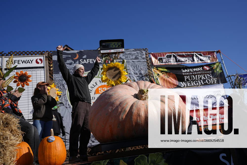 53rd Annual Safeway World Championship Pumpkin Weigh-Off in Half Moon Bay HALF MOON BAY, CA - OCTOBER 12: 53rd annual Safeway World Championship Pumpkin Weigh-Off is held at the I.D.E.S. Grounds in Half Moon Bay, California, United States on October 12, 2026. Tayfun Coskun Anadolu California United States. Editorial use only. Please get in touch for any other usage.