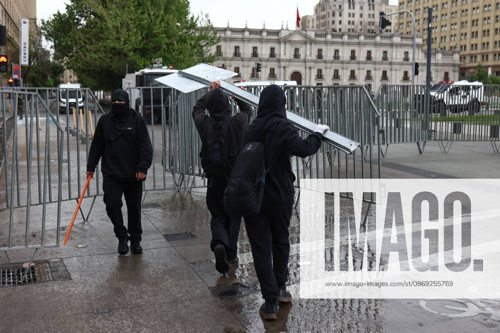 Hundreds of people protest against Columbus Day in Santiago SANTIAGO, CHILE - OCTOBER 12: Demonstrators clash with police during the traditional protest against Columbus Day in Santiago, Chile, on October 12, 2026. The protesters demanded Indigenous rights and territorial recognition. Lucas Aguayo Araos Anadolu Santiago Chile. Editorial use only. Please get in touch for any other usage.