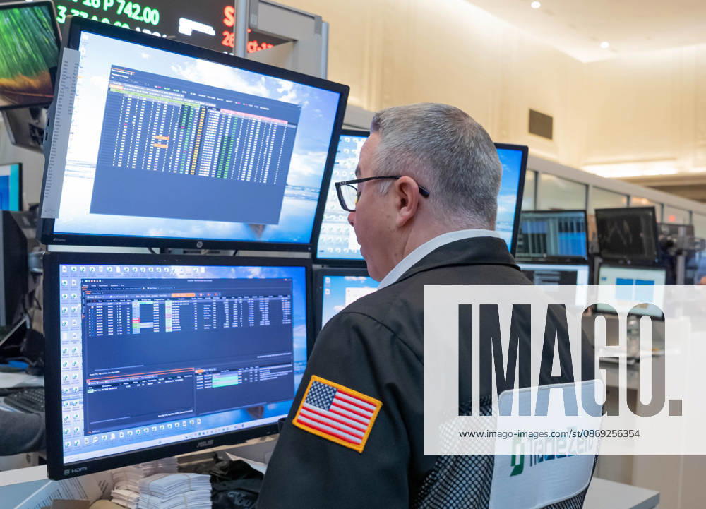 A trader works on the trading floor of the New York Stock Exchange (NYSE) in New York, NY on October 12, 2026. New York USA - ZUMAr339 20261012_znp_r339_003