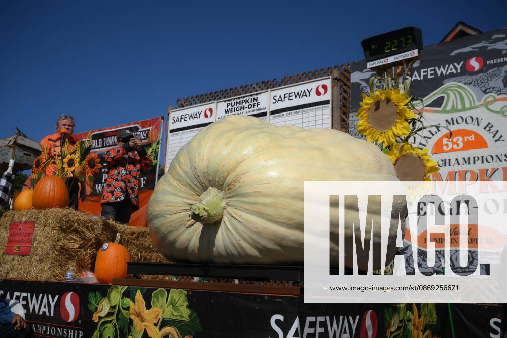 53rd Annual Safeway World Championship Pumpkin Weigh-Off in Half Moon Bay HALF MOON BAY, CA - OCTOBER 12: Jake Leonard from Rocklin, California gets second place with his giant pumpkin weighted 2.273 pound during the 53rd annual Safeway World Championship Pumpkin Weigh-Off is held at the I.D.E.S. Grounds in Half Moon Bay, California, United States on October 12, 2026. Tayfun Coskun Anadolu California United States. Editorial use only. Please get in touch for any other usage.