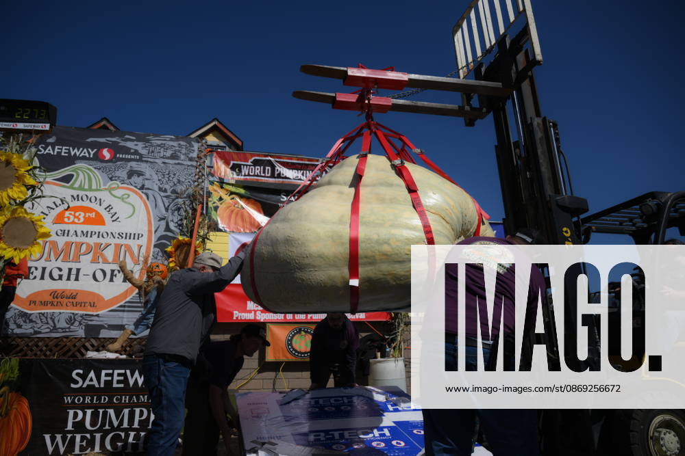 53rd Annual Safeway World Championship Pumpkin Weigh-Off in Half Moon Bay HALF MOON BAY, CA - OCTOBER 12: Jake Leonard from Rocklin, California gets second place with his giant pumpkin weighted 2.273 pound during the 53rd annual Safeway World Championship Pumpkin Weigh-Off is held at the I.D.E.S. Grounds in Half Moon Bay, California, United States on October 12, 2026. Tayfun Coskun Anadolu California United States. Editorial use only. Please get in touch for any other usage.