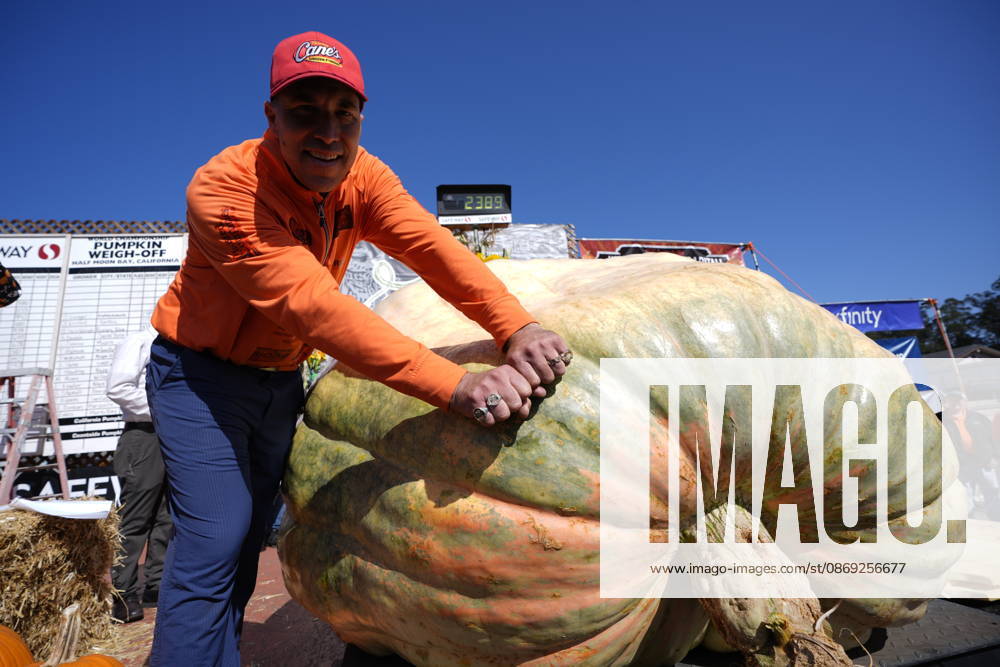 53rd Annual Safeway World Championship Pumpkin Weigh-Off in Half Moon Bay HALF MOON BAY, CA - OCTOBER 12: Travis Gienger from Anoka, Minnesota won with his giant pumpkin weighted 2,389 pound during the 53rd annual Safeway World Championship Pumpkin Weigh-Off is held at the I.D.E.S. Grounds in Half Moon Bay, California, United States on October 12, 2026. Tayfun Coskun Anadolu California United States. Editorial use only. Please get in touch for any other usage.
