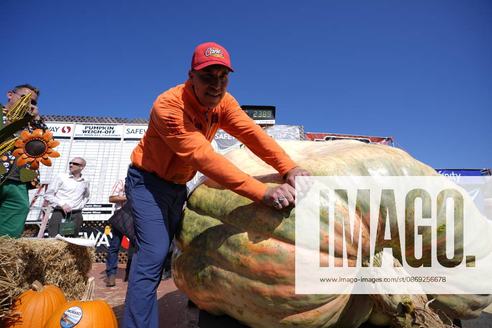 53rd Annual Safeway World Championship Pumpkin Weigh-Off in Half Moon Bay HALF MOON BAY, CA - OCTOBER 12: Travis Gienger from Anoka, Minnesota won with his giant pumpkin weighted 2,389 pound during the 53rd annual Safeway World Championship Pumpkin Weigh-Off is held at the I.D.E.S. Grounds in Half Moon Bay, California, United States on October 12, 2026. Tayfun Coskun Anadolu California United States. Editorial use only. Please get in touch for any other usage.