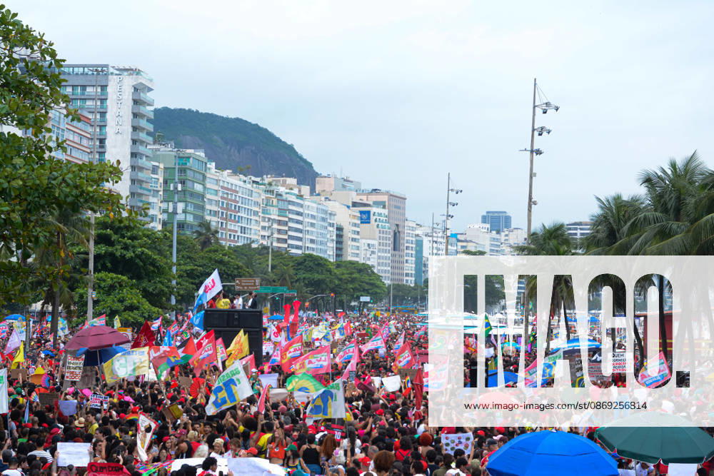 RIO DE JANEIRO, RJ - 12.10.2026: BRASIL PELA DEMOCRACIA RJ - Pro-Lula rally held this afternoon (12) during Brazil for democracy RJ held in Copacabana in Rio de Janeiro, RJ. x3030228x CarlosxSanttos