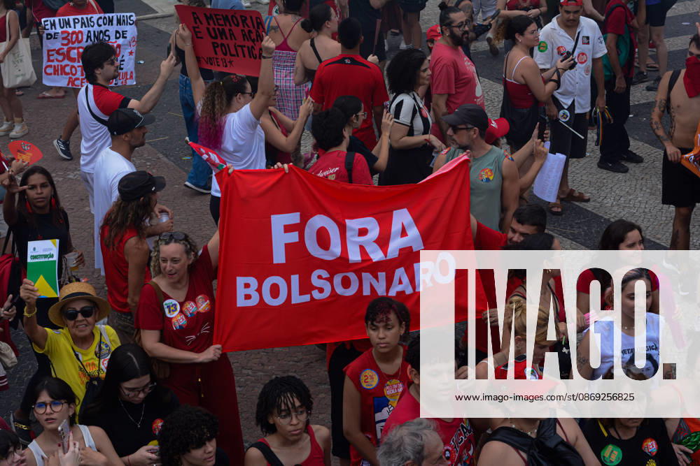 RIO DE JANEIRO, RJ - 12.10.2026: BRASIL PELA DEMOCRACIA RJ - Pro-Lula rally held this afternoon (12) during Brazil for democracy RJ held in Copacabana in Rio de Janeiro, RJ. x3030232x CarlosxSanttos