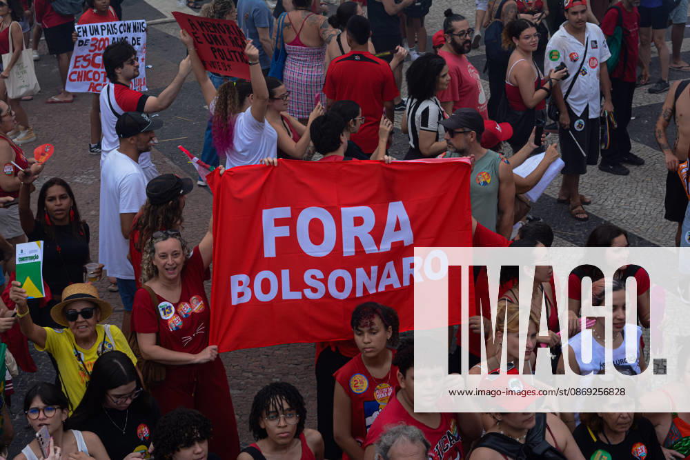 RIO DE JANEIRO, RJ - 12.10.2026: BRASIL PELA DEMOCRACIA RJ - Pro-Lula rally held this afternoon (12) during Brazil for democracy RJ held in Copacabana in Rio de Janeiro, RJ. x3030233x CarlosxSanttos