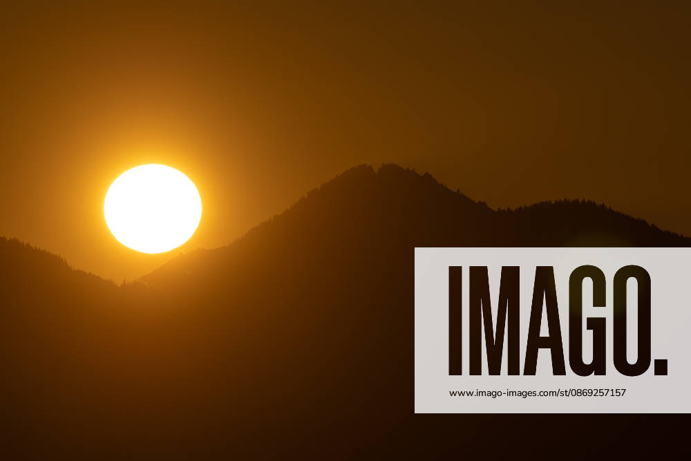 Autumn evening in the Allgäu: A view of the setting sun in the Bavarian Alps near Oberjoch, Bad Hindelang, Bavaria, Germany