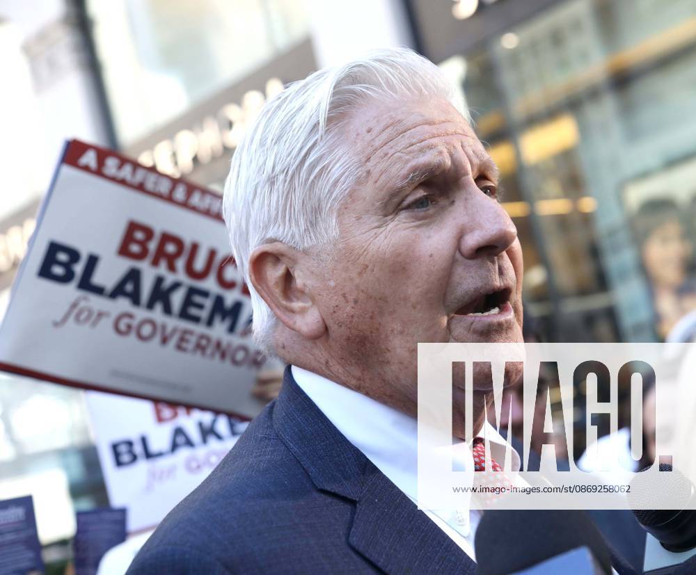 Republican candidate for New York Governor BRUCE BLAKEMAN speaks to the press during the 2026 Columbus Day Parade celebrating Italian-American heritage on 5th Avenue. New York USA - ZUMAk03_ 20261012_zaf_k03_019