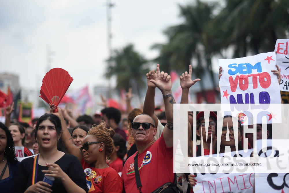 Supporters of Brazil s President Lula rally along Copacabana Beach RIO DE JANEIRO, BRAZIL - OCTOBER 12: Supporters of Brazilian President Luiz Inacio Lula da Silva gather along Avenida Atlantica at Copacabana Beach in Rio de Janeiro, Brazil, on October 12, 2026. The mass rally formed part of the Workers Party (PT) mobilization ahead of the high-stakes presidential runoff against Liberal Party (PL) candidate Senator Flavio Bolsonaro. Fabio Teixeira Anadolu Rio de Janeiro Brazil. Editorial use only. Please get in touch for any other usage.