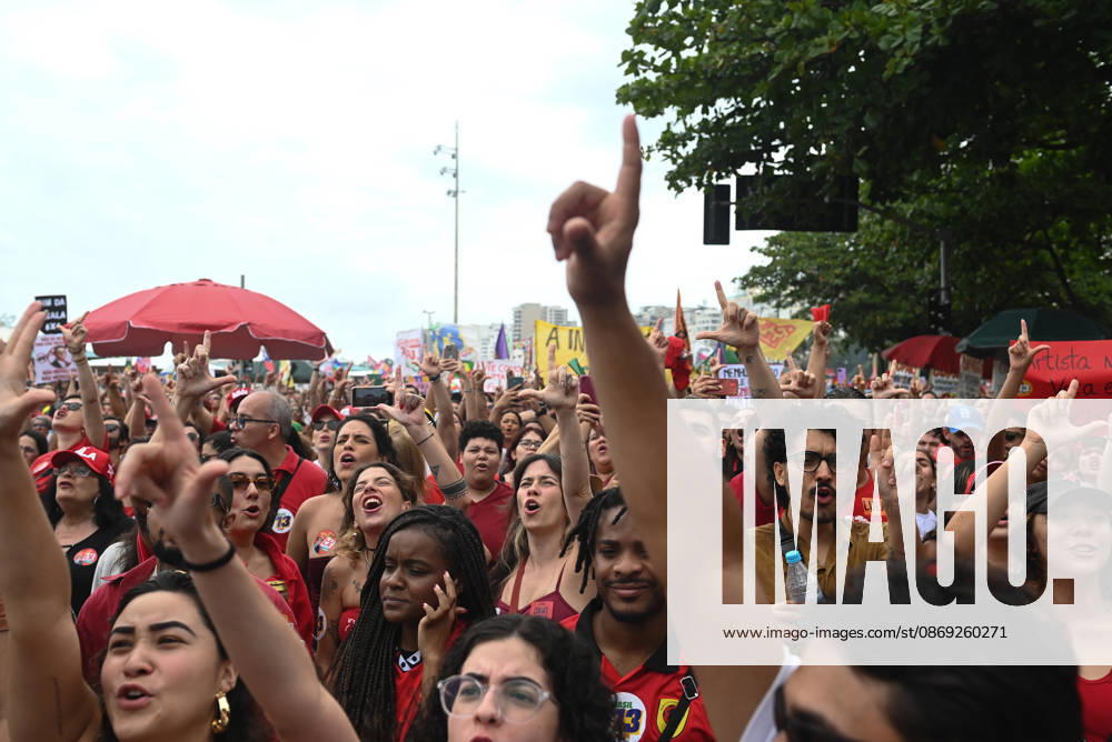 Supporters of Brazil s President Lula rally along Copacabana Beach RIO DE JANEIRO, BRAZIL - OCTOBER 12: Supporters of Brazilian President Luiz Inacio Lula da Silva gather along Avenida Atlantica at Copacabana Beach in Rio de Janeiro, Brazil, on October 12, 2026. The mass rally formed part of the Workers Party (PT) mobilization ahead of the high-stakes presidential runoff against Liberal Party (PL) candidate Senator Flavio Bolsonaro. Fabio Teixeira Anadolu Rio de Janeiro Brazil. Editorial use only. Please get in touch for any other usage.
