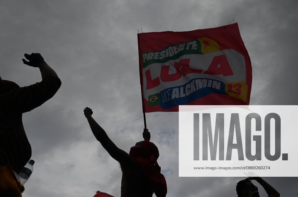 Supporters of Brazil s President Lula rally along Copacabana Beach RIO DE JANEIRO, BRAZIL - OCTOBER 12: Supporters of Brazilian President Luiz Inacio Lula da Silva gather along Avenida Atlantica at Copacabana Beach in Rio de Janeiro, Brazil, on October 12, 2026. The mass rally formed part of the Workers Party (PT) mobilization ahead of the high-stakes presidential runoff against Liberal Party (PL) candidate Senator Flavio Bolsonaro. Fabio Teixeira Anadolu Rio de Janeiro Brazil. Editorial use only. Please get in touch for any other usage.