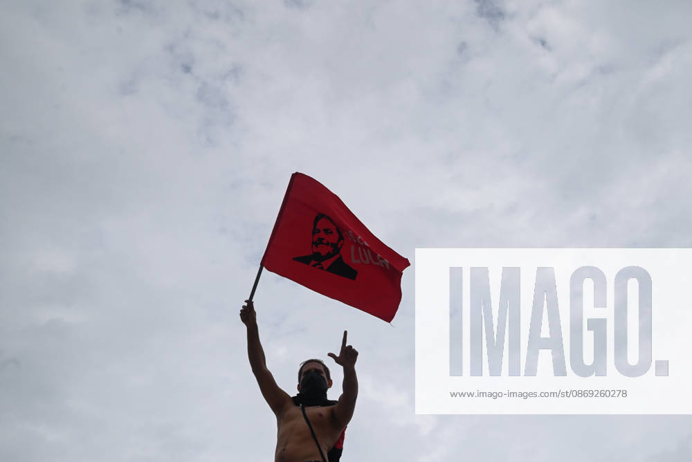 Supporters of Brazil s President Lula rally along Copacabana Beach RIO DE JANEIRO, BRAZIL - OCTOBER 12: Supporters of Brazilian President Luiz Inacio Lula da Silva gather along Avenida Atlantica at Copacabana Beach in Rio de Janeiro, Brazil, on October 12, 2026. The mass rally formed part of the Workers Party (PT) mobilization ahead of the high-stakes presidential runoff against Liberal Party (PL) candidate Senator Flavio Bolsonaro. Fabio Teixeira Anadolu Rio de Janeiro Brazil. Editorial use only. Please get in touch for any other usage.