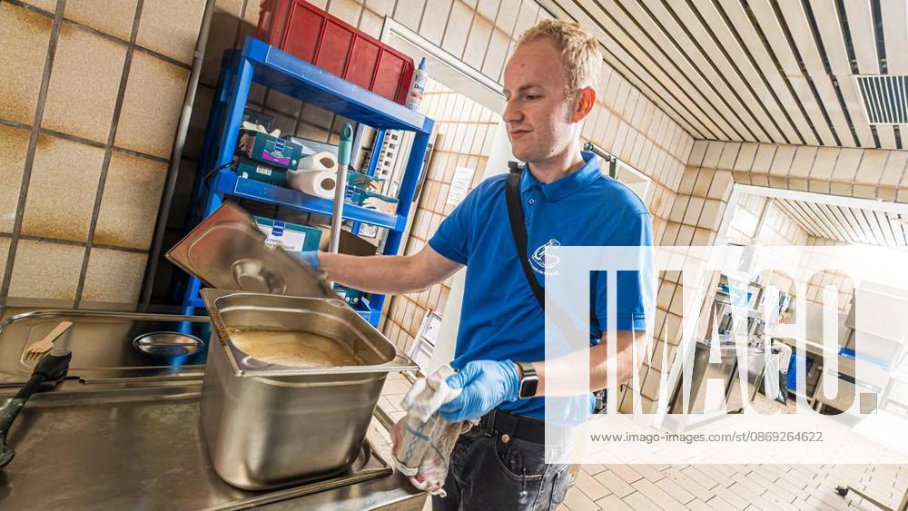 Lasse Gieskes in Gelsenkirchen ** FOR ** **Lasse Gieskes of Gelsenkirchen has been nominated for the German Civic Engagement Award on Monday, October 12, 2026, in the Warm Through the Night kitchen on the station plaza in Gelsenkirchen, Germany, North Rhine-Westphalia, Gelsenkirchen. Copyright ChristophxWojtyczka