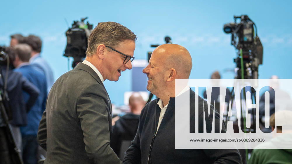 Federal Health Minister Carsten Linnemann (CDU), along with ZDF journalist and Federal Press Conference Chairman Mathis Feldhoff (from left), warmly greet one another at the CDU’s federal headquarters during the CDU of Germany’s Executive Committee retreat in Berlin, October 2026, Berlin, Germany, Konrad Adenauer House