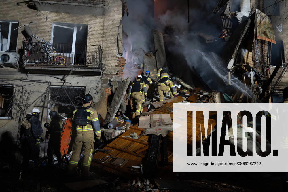 Local rescue workers and volunteers clear rubble following a Russian Missile attack on a residential area that killed multiple people in Kharkiv, Ukraine. Emergency crews search through the heavily damaged building and collapsed sections of the building for survivors and the remains of those killed in the attack. Kharkiv Ukraine - ZUMAm350 20261012_zip_m350_016
