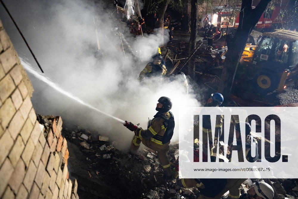 Local rescue workers and volunteers clear rubble following a Russian Missile attack on a residential area that killed multiple people in Kharkiv, Ukraine. Emergency crews search through the heavily damaged building and collapsed sections of the building for survivors and the remains of those killed in the attack. Kharkiv Ukraine - ZUMAm350 20261012_zip_m350_014