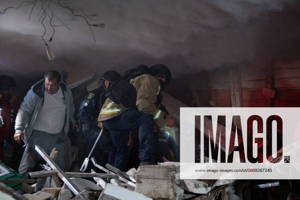 Local rescue workers and volunteers clear rubble following a Russian Missile attack on a residential area that killed multiple people in Kharkiv, Ukraine. Emergency crews search through the heavily damaged building and collapsed sections of the building for survivors and the remains of those killed in the attack. Kharkiv Ukraine - ZUMAm350 20261012_zip_m350_017