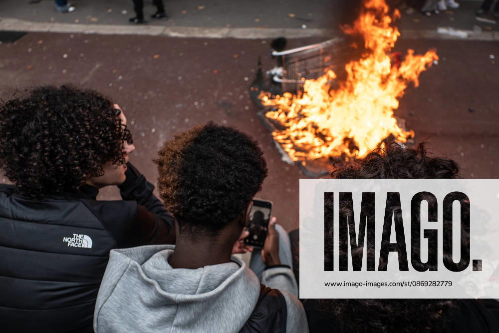 Paul-o°luard High School in Saint-Denis is at the center of the news as part of the fifth round of national student protests...The renowned Swedish environmental activist Greta Thunberg visited Paul-o°luard High School in Saint-Denis this morning to offer her direct support to the protesting students. She denounced police violence against the young demonstrators. - ZUMAs287 20261013_zip_s287_017