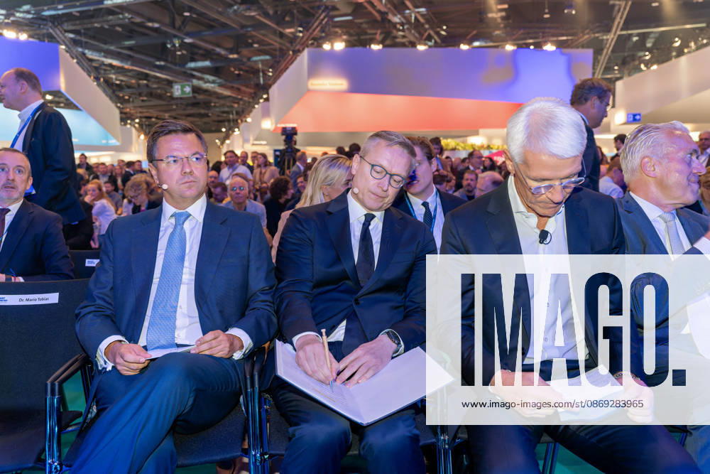 Berlin, 13.10.2026: Der portugiesische Minister Goncalo Saraiva Matias, Bundesdigitalminister Karsten Wildberger, der sich Notizen macht, und Bitkom-Präsident Ralf Wintergerst, der auf eine Karteikarte blickt (von links), sitzen vor Beginn des Bühnenprogramms in der ersten Reihe der Smart Country Convention in der Halle hub27; links steht ein für Messe-Chef Dr. Mario Tobias reservierter Stuhl. Portugal ist Partnerland der Smart Country Convention 2026 und präsentiert dort seine Erfahrungen mit der Digitalisierung der öffentlichen Verwaltung. Ralf Wintergerst ist seit 2023 Präsident des Digitalverbands Bitkom. Karsten Wildberger ist seit Mai 2025 Bundesminister für Digitales und Staatsmodernisierung und leitet das damals neu geschaff
