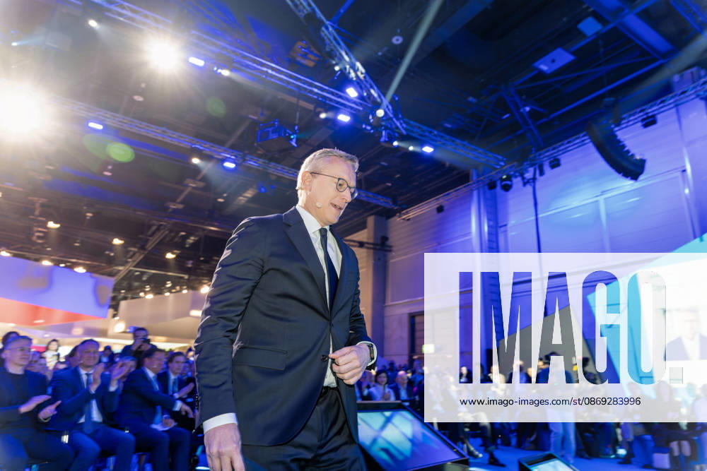 Berlin, 13.10.2026: Bundesdigitalminister Karsten Wildberger geht unter dem Applaus des Publikums zur Bühne der Smart Country Convention in der Halle hub27, im Hintergrund kündigt eine Leinwand seinen Eröffnungsbeitrag an. Karsten Wildberger ist seit Mai 2025 Bundesminister für Digitales und Staatsmodernisierung und leitet das damals neu geschaffene Ministerium, das die Digitalisierung von Staat und Verwaltung bündeln soll; zuvor war der Manager Vorstandschef des Elektronikhändlers Ceconomy (MediaMarkt und Saturn). Die Smart Country Convention (SCCON) ist die Kongressmesse für die Digitalisierung des öffentlichen Sektors und wird vom Digitalverband Bitkom gemeinsam mit der Messe Berlin veranstaltet. Vom 13. bis 15. Oktober 2026 tref