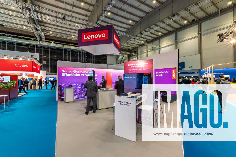 Berlin, 13.10.2026: Am Stand des Computerherstellers Lenovo auf der Smart Country Convention wirbt ein großes Display mit der Aufschrift Souveräne KI für die öffentliche Verwaltung; gezeigt werden Cloud- und Infrastrukturlösungen für kritische Infrastrukturen. Digitale Souveränität, also die Unabhängigkeit von außereuropäischen Technologieanbietern, ist eines der zentralen Themen der diesjährigen Messe. Die Smart Country Convention (SCCON) ist die Kongressmesse für die Digitalisierung des öffentlichen Sektors und wird vom Digitalverband Bitkom gemeinsam mit der Messe Berlin veranstaltet. Vom 13. bis 15. Oktober 2026 treffen sich auf dem Berliner Messegelände Vertreter aus Bund, Ländern und Kommunen mit Unternehmen der