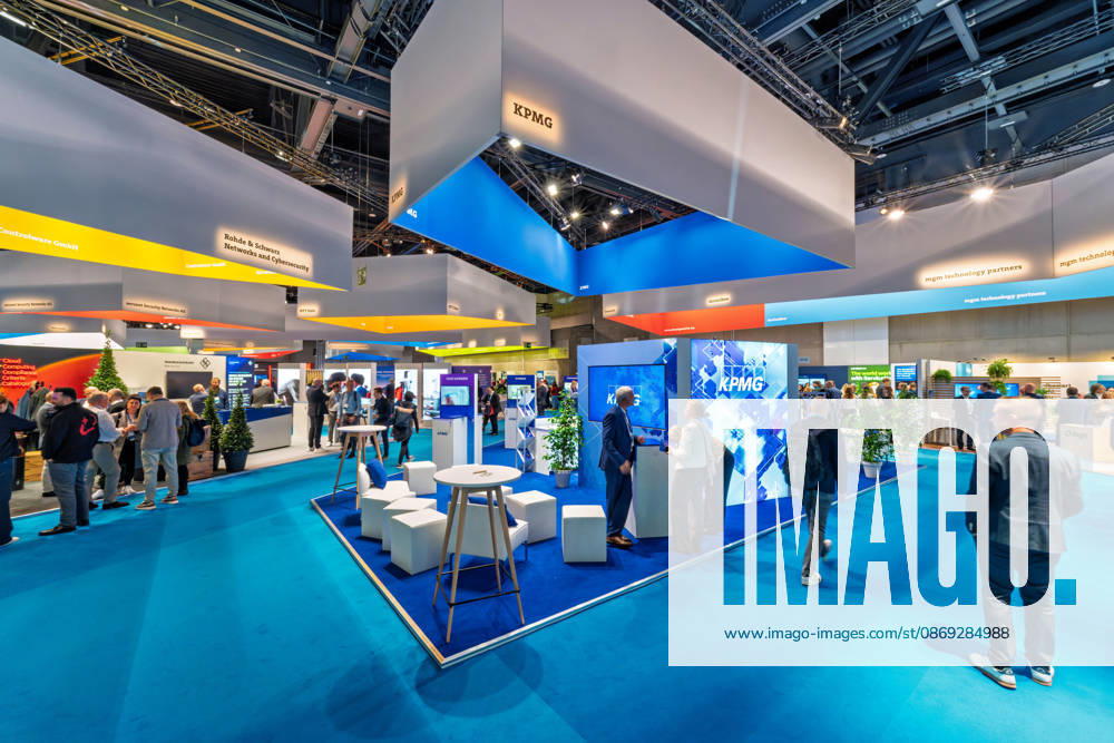 Berlin, 13.10.2026: Besucher am Messestand von KPMG auf der Smart Country Convention in der Halle hub27, links die Deckenaufbauten von Controlware sowie Rohde & Schwarz Networks and Cybersecurity, rechts mgm technology partners. Beratungsunternehmen wie KPMG begleiten Bund, Länder und Kommunen bei der Digitalisierung ihrer Verwaltungsprozesse. Die Smart Country Convention (SCCON) ist die Kongressmesse für die Digitalisierung des öffentlichen Sektors und wird vom Digitalverband Bitkom gemeinsam mit der Messe Berlin veranstaltet. Vom 13. bis 15. Oktober 2026 treffen sich in der Halle hub27 Vertreter aus Bund, Ländern und Kommunen mit Unternehmen der Digitalwirtschaft, um über digitale Verwaltung, Smart City und digitale Souveränität zu