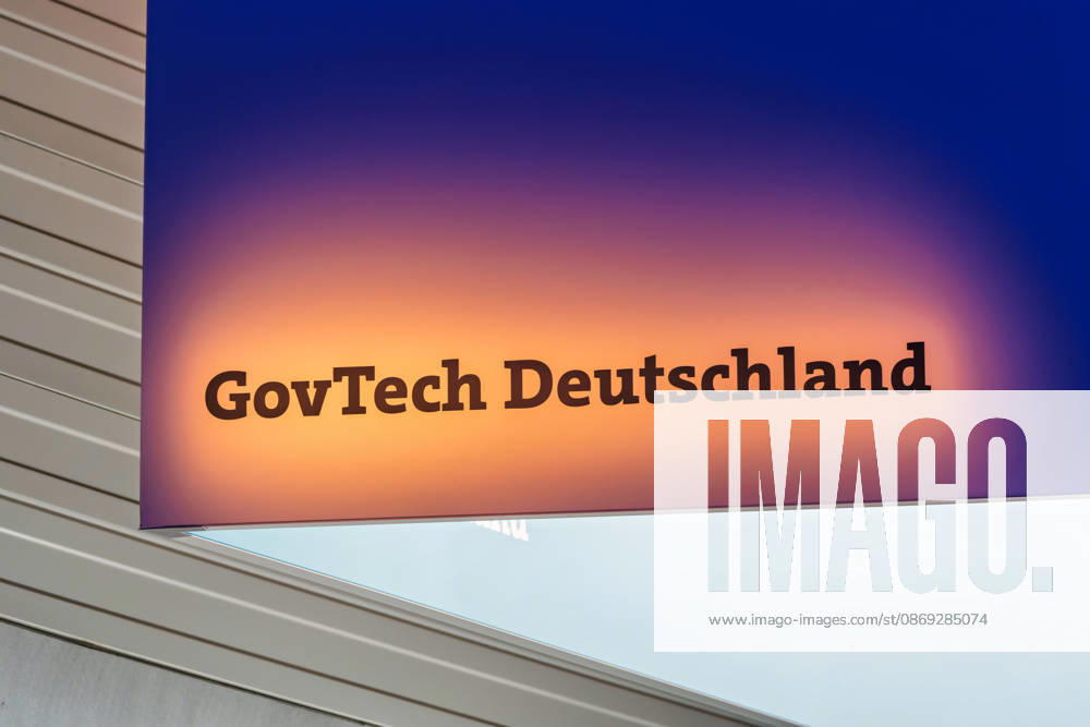 Berlin, 13.10.2026: Der beleuchtete Schriftzug GovTech Deutschland an einem Deckenaufbau auf der Smart Country Convention in der Halle hub27. Unter dem Begriff GovTech werden Technologien und junge Unternehmen zusammengefasst, die Lösungen für Staat und öffentliche Verwaltung entwickeln. Die Smart Country Convention (SCCON) ist die Kongressmesse für die Digitalisierung des öffentlichen Sektors und wird vom Digitalverband Bitkom gemeinsam mit der Messe Berlin veranstaltet. Vom 13. bis 15. Oktober 2026 treffen sich in der Halle hub27 Vertreter aus Bund, Ländern und Kommunen mit Unternehmen der Digitalwirtschaft, um über digitale Verwaltung, Smart City und digitale Souveränität zu diskutieren. Schriftzug GovTech Deutschland auf