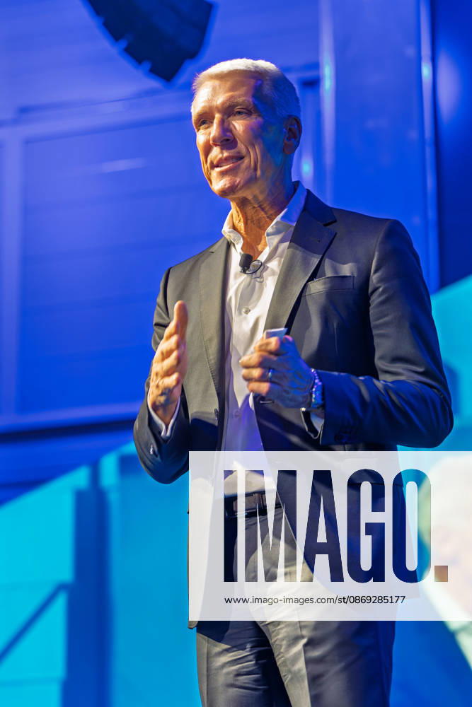 Berlin, 13.10.2026: Bitkom-Präsident Ralf Wintergerst steht bei seiner Rede auf der Hauptbühne der Smart Country Convention in der Halle hub27. Ralf Wintergerst ist seit 2023 Präsident des Digitalverbands Bitkom, der die Smart Country Convention gemeinsam mit der Messe Berlin veranstaltet, und hauptberuflich Vorsitzender der Geschäftsführung des Münchner Sicherheitstechnologiekonzerns Giesecke+Devrient. Die Smart Country Convention (SCCON) ist die Kongressmesse für die Digitalisierung des öffentlichen Sektors und wird vom Digitalverband Bitkom gemeinsam mit der Messe Berlin veranstaltet. Vom 13. bis 15. Oktober 2026 treffen sich in der Halle hub27 Vertreter aus Bund, Ländern und Kommunen mit Unternehmen der Digitalwirtschaft, um ü