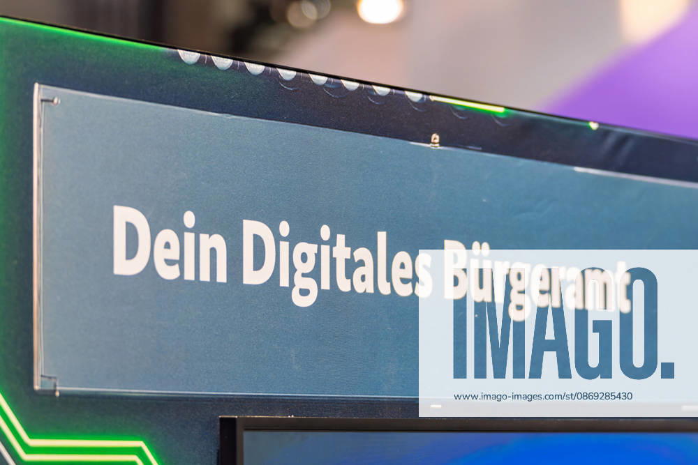 Berlin, 13.10.2026: Ein Schild mit der Aufschrift Dein Digitales Bürgeramt an einem Messestand auf der Smart Country Convention. Bund, Länder und Kommunen arbeiten daran, Verwaltungsleistungen wie Meldeangelegenheiten oder Anträge online anzubieten, damit Bürger seltener persönlich ins Amt müssen. Die Smart Country Convention (SCCON) ist die Kongressmesse für die Digitalisierung des öffentlichen Sektors und wird vom Digitalverband Bitkom gemeinsam mit der Messe Berlin veranstaltet. Vom 13. bis 15. Oktober 2026 treffen sich auf dem Berliner Messegelände Vertreter aus Bund, Ländern und Kommunen mit Unternehmen der Digitalwirtschaft, um über digitale Verwaltung, Smart City und digitale Souveränität zu diskutieren. Dein Di