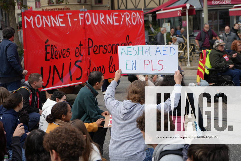 Students protest in Saint-Etienne, France SAINT-ETIENNE, FRANCE - OCTOBER 13: Thousands of people, carrying placards, march during a demonstration called by education unions and high school representatives amid the third teachers strike in two weeks in Saint-Etienne, France, on October 13, 2026. According to the prefecture, around 2,000 people took part in the march, while unions estimated the turnout at at least 4,000. A student delegation was due to meet with the prefect, while high school students called for another day of action on October 17. Stringer Anadolu Saint-Etienne France. Editorial use only. Please get in touch for any other usage.