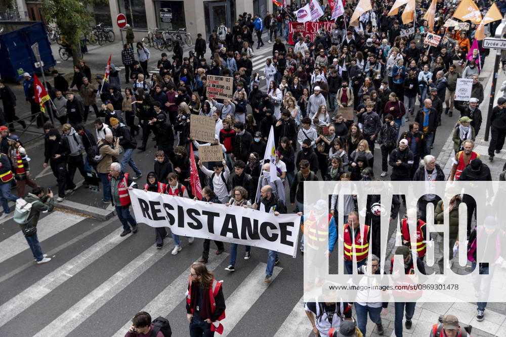High school students blockade schools in Strasbourg over education policies STRASBOURG, FRANCE - OCTOBER 13: High school students stage blockades outside a school as part of protests over educational policies in Alsace region, in Strasbourg, France on October 13, 2026. Students organized blockades across several high schools in Alsace ahead of scheduled rallies in Strasbourg and Mulhouse, reflecting growing dissatisfaction among youth over education issues. Elyxandro Cegarra Anadolu Strasbourg France. Editorial use only. Please get in touch for any other usage.