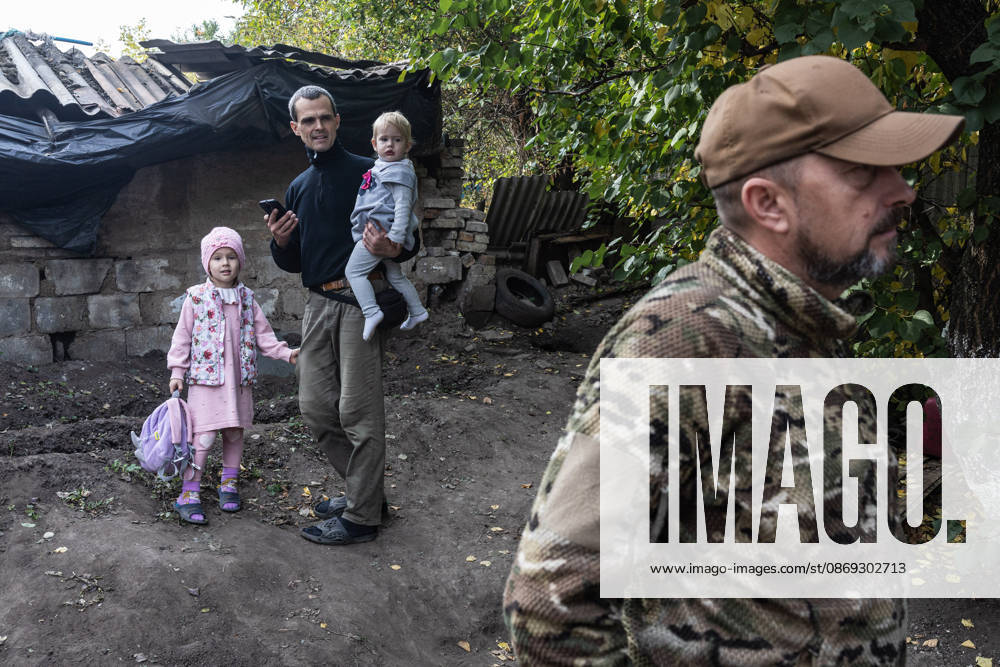 Police unit White Angels facilitates safe evacuation for family in war-torn Ukraine KRAMATORSK, UKRAINE - OCTOBER 13: The ‘White Angels’ police unit evacuates a family with children in the city of Kramatorsk, Ukraine, on October 13, 2026. Diego Herrera Carcedo Anadolu Kramatorsk Ukraine. Editorial use only. Please get in touch for any other usage.
