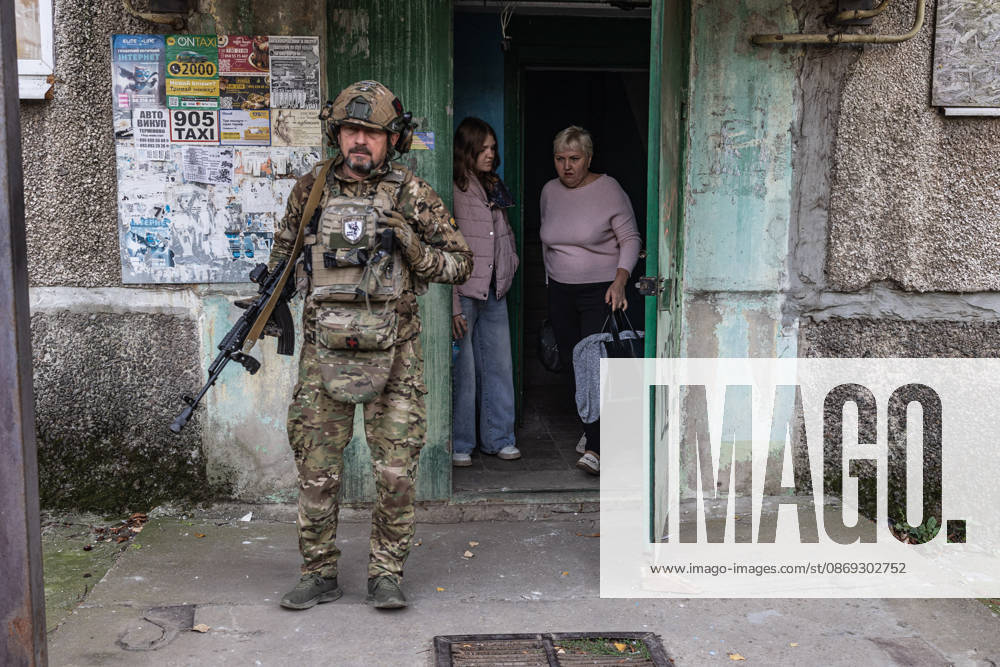 Police unit White Angels facilitates safe evacuation for family in war-torn Ukraine KRAMATORSK, UKRAINE - OCTOBER 13: The White Angels police unit evacuates a woman and her young daughter in the city of Kramatorsk, Ukraine, on October 13, 2026. Diego Herrera Carcedo Anadolu Kramatorsk Ukraine. Editorial use only. Please get in touch for any other usage.