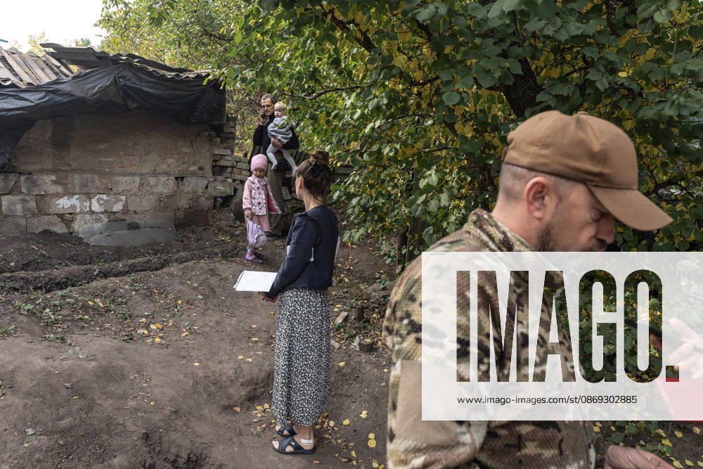 Police unit White Angels facilitates safe evacuation for family in war-torn Ukraine KRAMATORSK, UKRAINE - OCTOBER 13: The ‘White Angels’ police unit evacuates a family with children in the city of Kramatorsk, Ukraine, 13 October 2026 Diego Herrera Carcedo Anadolu Kramatorsk Ukraine. Editorial use only. Please get in touch for any other usage.
