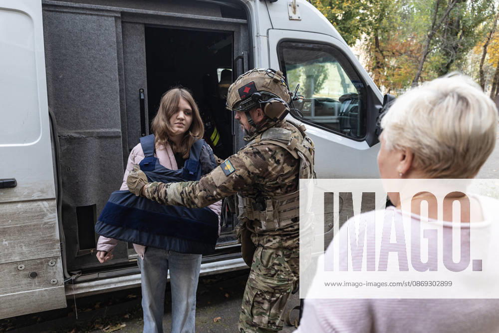 Police unit White Angels facilitates safe evacuation for family in war-torn Ukraine KRAMATORSK, UKRAINE - OCTOBER 13: The White Angels police unit evacuates a woman and her young daughter in the city of Kramatorsk, Ukraine, 13 October 2026 Diego Herrera Carcedo Anadolu Kramatorsk Ukraine. Editorial use only. Please get in touch for any other usage.
