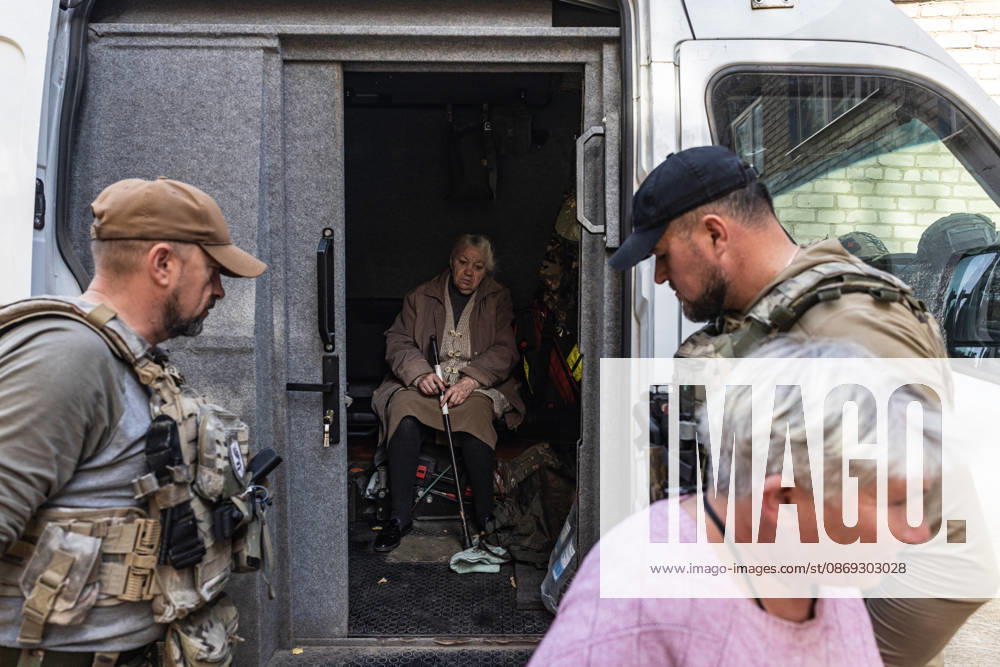 Police unit White Angels facilitates safe evacuation for family in war-torn Ukraine KRAMATORSK, UKRAINE - OCTOBER 13: A woman is evacuated by the ‘White Angels’ police unit in the city of Kramatorsk, Ukraine, 13 October 2026 Diego Herrera Carcedo Anadolu Kramatorsk Ukraine. Editorial use only. Please get in touch for any other usage.