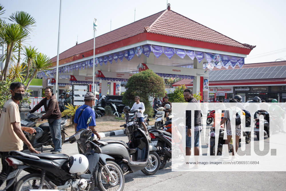 Motorcyclists line up at a filling station to get petrol in Denpasar as fuel delivery disruptions trigger widespread shortages across the Indonesian resort island of Bali. Denpasar Indonesia - ZUMAp229 20261013_zip_p229_012