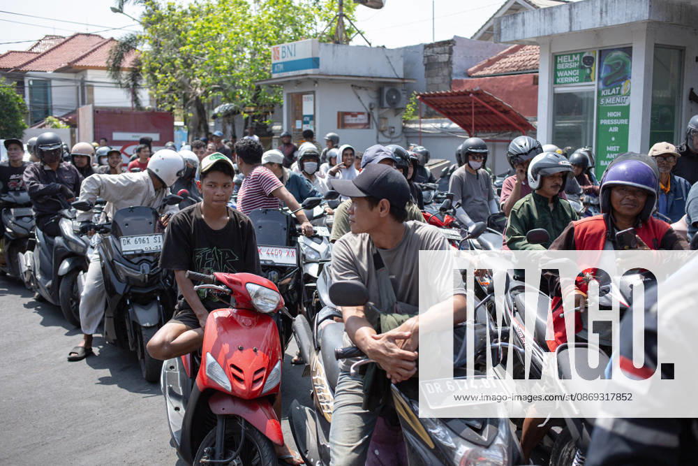 Motorcyclists line up at a filling station to get petrol in Denpasar as fuel delivery disruptions trigger widespread shortages across the Indonesian resort island of Bali. Denpasar Indonesia - ZUMAp229 20261013_zip_p229_003
