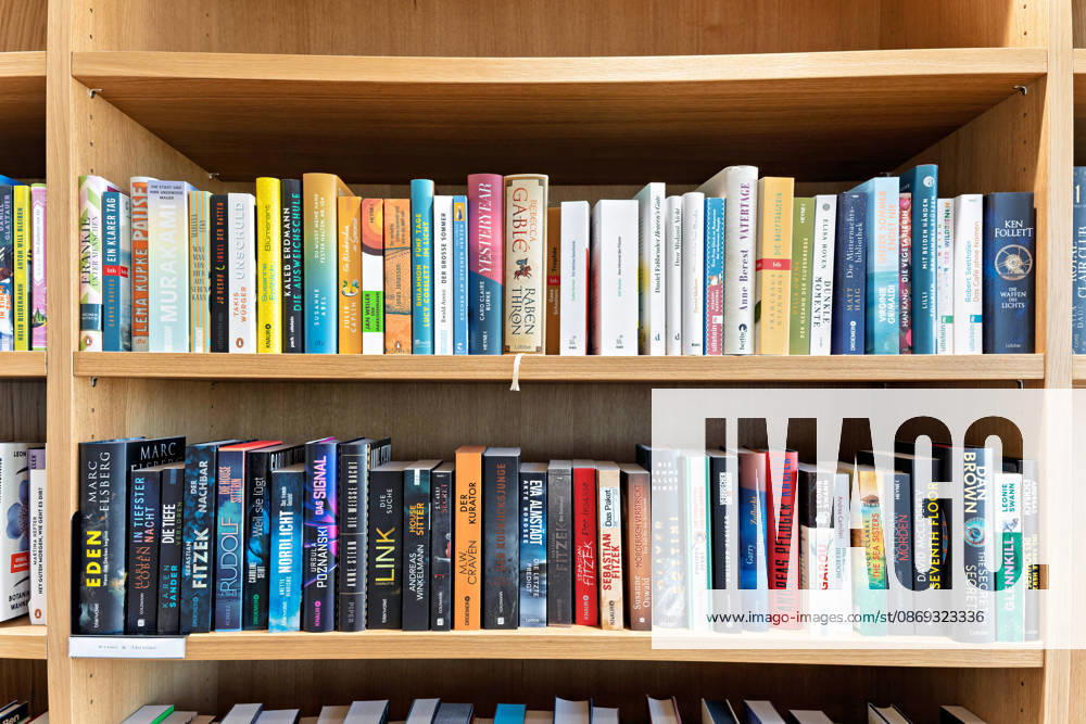 Berlin, 13.10.2026: Bücherregal mit Romanen und Krimis im neuen DKB-Campus in der Europacity in Berlin-Mitte; zum Campus gehört ein Literatur-CafÃ in Kooperation mit dem Kulturkaufhaus Dussmann. Gastronomie-, Kultur- und Veranstaltungsangebote sollen den Campus bewusst für das Quartier und die Stadtgesellschaft öffnen. Die Deutsche Kreditbank AG (DKB) hat ihren neuen Hauptsitz heute offiziell eröffnet. Der von Kleihues + Kleihues entworfene, rund 82 Meter hohe Komplex besteht aus drei Gebäudeteilen mit fünf, elf und 19 Geschossen und rund 35.000 Quadratmetern Mietfläche; entwickelt wurde er von der CA Immo unter dem Projektnamen Upbeat. Rund 2.600 Mitarbeitende des DKB-Konzerns, die bislang auf mehrere Berliner Standorte vert