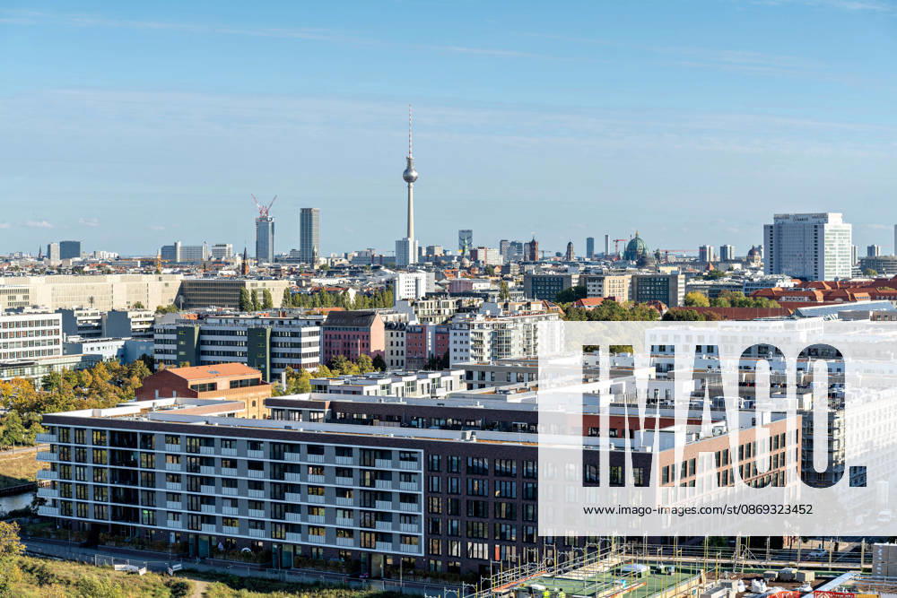 Berlin, 13.10.2026: Blick vom neuen DKB-Campus in der Europacity in Berlin-Mitte über Neubauten des Stadtquartiers auf die Berliner Innenstadt mit Fernsehturm, Berliner Dom und dem Bettenhochhaus der Charità . Die Deutsche Kreditbank AG (DKB) hat ihren neuen Hauptsitz heute offiziell eröffnet. Der von Kleihues + Kleihues entworfene, rund 82 Meter hohe Komplex besteht aus drei Gebäudeteilen mit fünf, elf und 19 Geschossen und rund 35.000 Quadratmetern Mietfläche; entwickelt wurde er von der CA Immo unter dem Projektnamen Upbeat. Rund 2.600 Mitarbeitende des DKB-Konzerns, die bislang auf mehrere Berliner Standorte verteilt waren, arbeiten nun gemeinsam im Campus. Die DKB ist Exklusivmieterin und hat einen Mietvertrag über 15 Jahre