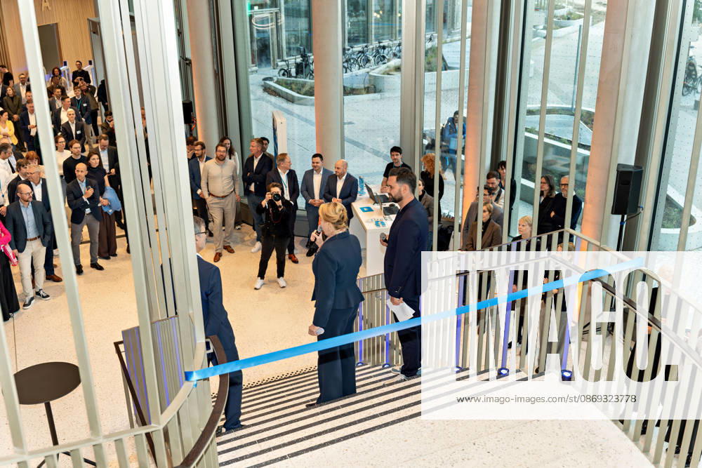 Berlin, 13.10.2026: Berlins Bürgermeisterin und Senatorin für Wirtschaft, Energie und Betriebe, Franziska Giffey (SPD, M.), spricht bei der Eröffnungsfeier auf der Treppe im Foyer des neuen DKB-Campus in der Europacity in Berlin-Mitte zu den Gästen, links neben ihr DKB-CEO Dr. Sven Deglow; vor ihnen ist das blaue Band für den symbolischen Banddurchschnitt gespannt, mit dem beide den neuen Hauptsitz eröffneten. Die Deutsche Kreditbank AG (DKB) hat ihren neuen Hauptsitz heute offiziell eröffnet. Der von Kleihues + Kleihues entworfene, rund 82 Meter hohe Komplex besteht aus drei Gebäudeteilen mit fünf, elf und 19 Geschossen und rund 35.000 Quadratmetern Mietfläche; entwickelt wurde er von der CA Immo unter dem Projektnamen Upbeatâ