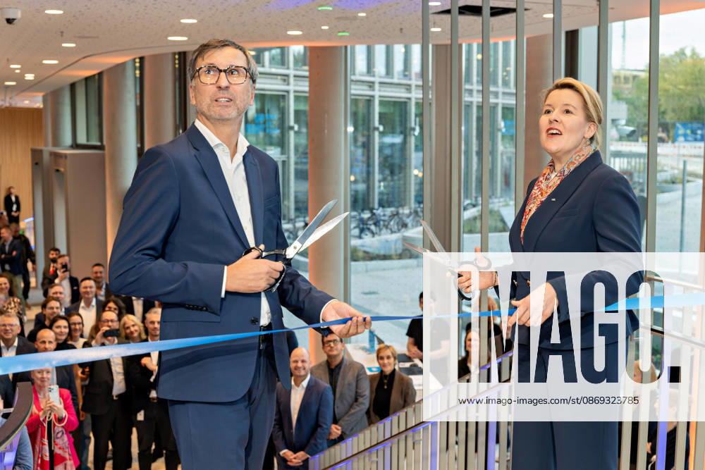 Berlin, 13.10.2026: DKB-CEO Dr. Sven Deglow (l.) und Berlins Bürgermeisterin und Senatorin für Wirtschaft, Energie und Betriebe, Franziska Giffey (SPD), durchschneiden symbolisch das Band zur Eröffnung des neuen DKB-Campus an der Heidestraße 26 28 in der Europacity in Berlin-Mitte. Mit dem Banddurchschnitt hat die Deutsche Kreditbank AG (DKB) ihren neuen Hauptsitz offiziell eröffnet. Der von Kleihues + Kleihues entworfene, rund 82 Meter hohe Komplex besteht aus drei Gebäudeteilen mit fünf, elf und 19 Geschossen und rund 35.000 Quadratmetern Mietfläche; entwickelt wurde er von der CA Immo unter dem Projektnamen Upbeat. Rund 2.600 Mitarbeitende des DKB-Konzerns, die bislang auf mehrere Berliner Standorte verteilt waren, arbeit