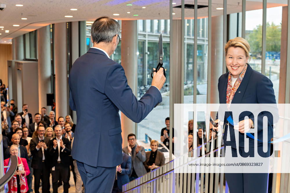 Berlin, 13.10.2026: DKB-CEO Dr. Sven Deglow (l.) hält nach dem symbolischen Banddurchschnitt die Schere in die Höhe, Berlins Bürgermeisterin und Senatorin für Wirtschaft, Energie und Betriebe, Franziska Giffey (SPD) (r.), lacht; die Gäste im Foyer des neuen DKB-Campus in der Europacity in Berlin-Mitte applaudieren. Die Deutsche Kreditbank AG (DKB) hat ihren neuen Hauptsitz heute offiziell eröffnet. Der von Kleihues + Kleihues entworfene, rund 82 Meter hohe Komplex besteht aus drei Gebäudeteilen mit fünf, elf und 19 Geschossen und rund 35.000 Quadratmetern Mietfläche; entwickelt wurde er von der CA Immo unter dem Projektnamen Upbeat. Rund 2.600 Mitarbeitende des DKB-Konzerns, die bislang auf mehrere Berliner Standorte verteilt