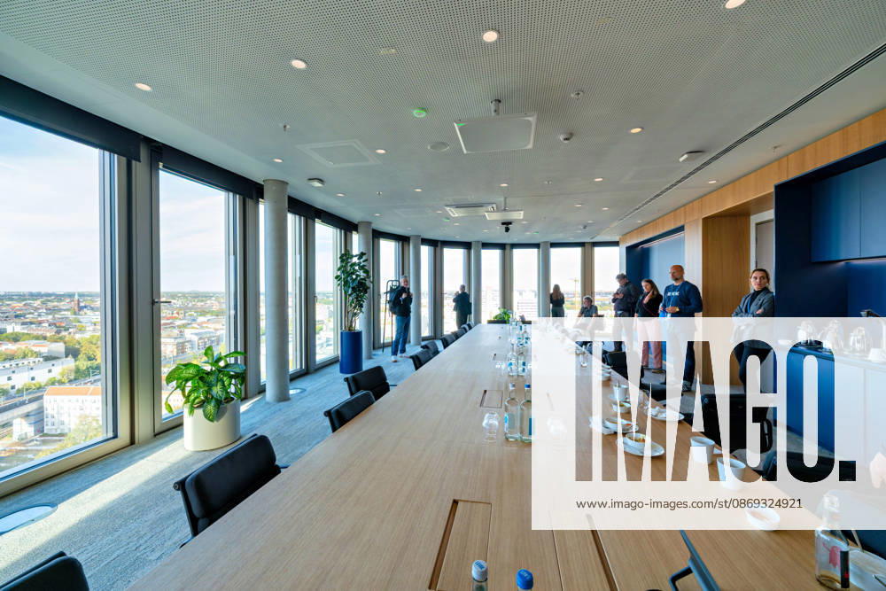 Berlin, 13.10.2026: Besucherinnen und Besucher sehen sich am Eröffnungstag einen Konferenzraum mit langer Tafel und Rundumblick über Berlin im neuen DKB-Campus in der Europacity in Berlin-Mitte an. Die Deutsche Kreditbank AG (DKB) hat ihren neuen Hauptsitz heute offiziell eröffnet. Der von Kleihues + Kleihues entworfene, rund 82 Meter hohe Komplex besteht aus drei Gebäudeteilen mit fünf, elf und 19 Geschossen und rund 35.000 Quadratmetern Mietfläche; entwickelt wurde er von der CA Immo unter dem Projektnamen Upbeat. Rund 2.600 Mitarbeitende des DKB-Konzerns, die bislang auf mehrere Berliner Standorte verteilt waren, arbeiten nun gemeinsam im Campus. Die DKB ist Exklusivmieterin und hat einen Mietvertrag über 15 Jahre abgeschlos