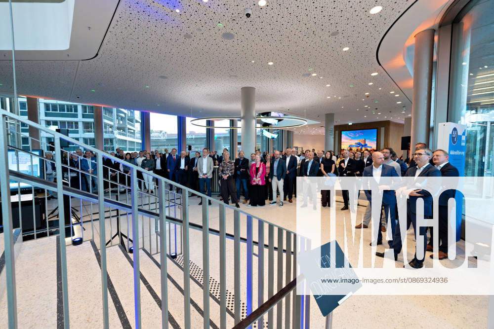 Berlin, 13.10.2026: Zahlreiche Gäste verfolgen die Eröffnungsfeier im Foyer des neuen DKB-Campus in der Europacity in Berlin-Mitte. Die Deutsche Kreditbank AG (DKB) hat ihren neuen Hauptsitz heute offiziell eröffnet. Der von Kleihues + Kleihues entworfene, rund 82 Meter hohe Komplex besteht aus drei Gebäudeteilen mit fünf, elf und 19 Geschossen und rund 35.000 Quadratmetern Mietfläche; entwickelt wurde er von der CA Immo unter dem Projektnamen Upbeat. Rund 2.600 Mitarbeitende des DKB-Konzerns, die bislang auf mehrere Berliner Standorte verteilt waren, arbeiten nun gemeinsam im Campus. Die DKB ist Exklusivmieterin und hat einen Mietvertrag über 15 Jahre abgeschlossen. Die DKB unterstreicht mit dem langfristig angelegten Standort