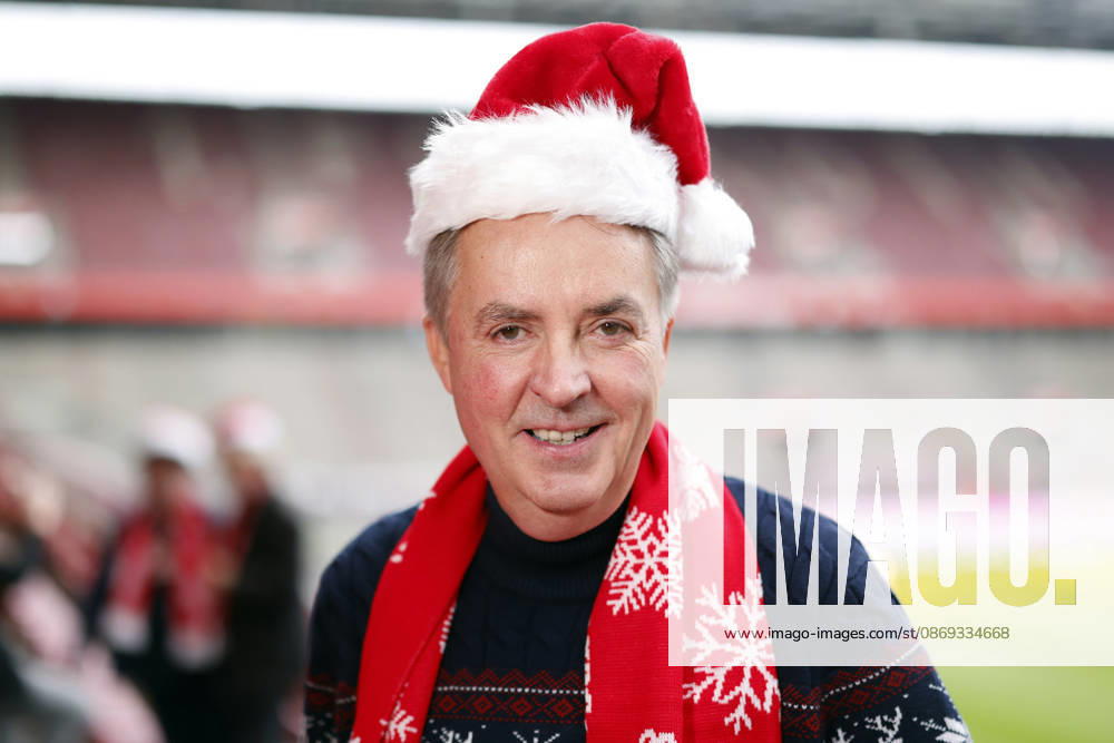 Choir director Michael Kokott of the Cologne St. Stephan Youth Choir poses wearing a Santa hat at the press conference for the major sing-along concert Loss mer Weihnachtsleeder singe, which will take place this year on December 22 and 23, 2026, at Cologne’s RheinEnergie Stadium and is expected to draw over 90 000 fans are expected. Cologne, October 13, 2026, North Rhine-Westphalia, Germany