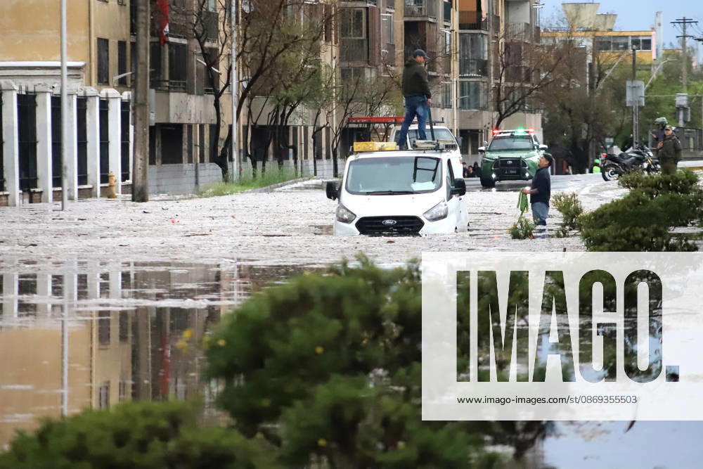 Flooding at the intersection of Viel Avenue and Blanco Encalada Street in downtown Santiago following this afternoon s thunderstorm in the Metropolitan Region. Andrés Rocha, Aton Chile, Santiago, Chile. Aton 1199622
