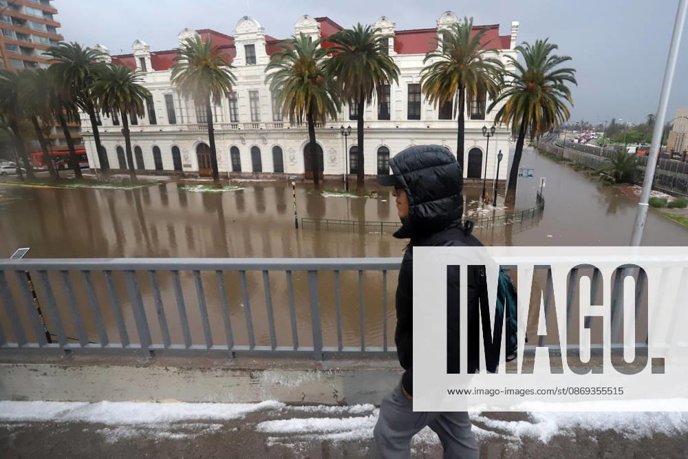 Flooding at the intersection of Viel Avenue and Blanco Encalada Street in downtown Santiago following this afternoon s thunderstorm in the Metropolitan Region. Andrés Rocha, Aton Chile, Santiago, Chile. Aton 1199623