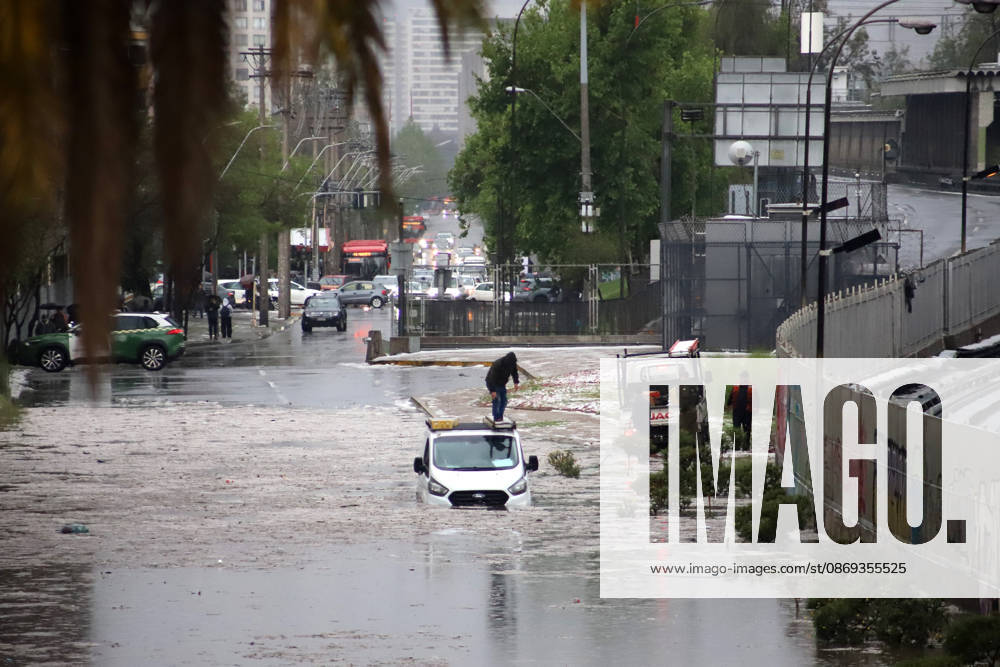Flooding at the intersection of Viel Avenue and Blanco Encalada Street in downtown Santiago following this afternoon s thunderstorm in the Metropolitan Region. Andrés Rocha, Aton Chile, Santiago, Chile. Aton 1199627